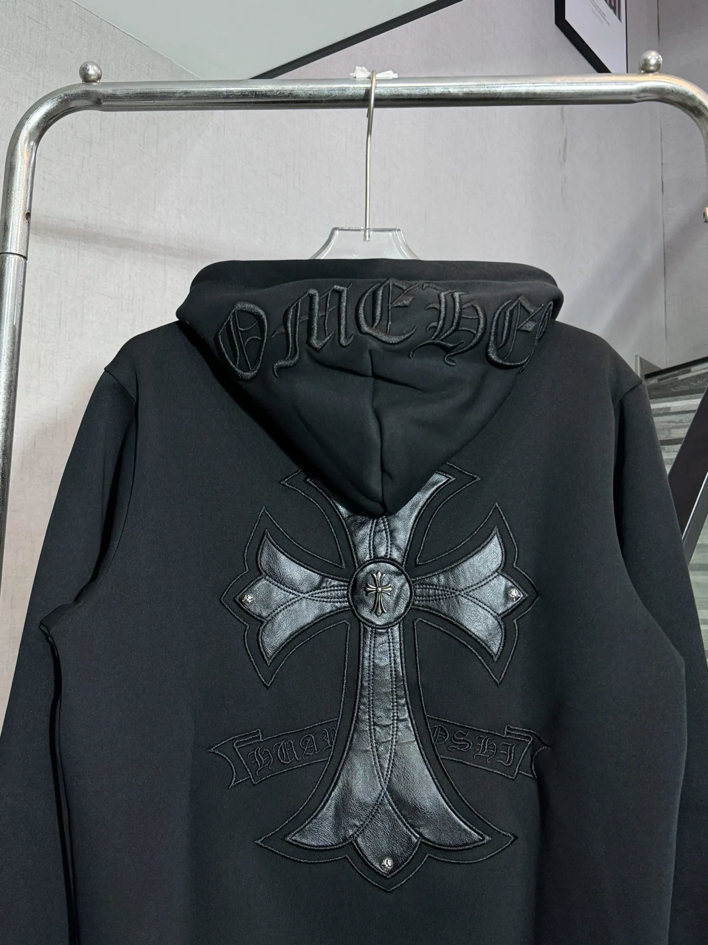 P330 model number: HE387 Chromehearts-Chrome heart embroidered leather label hooded jacket The fabric is made of 450g high-weight pure cotton composite fabric. The upper body of the fabric is smooth and three-dimensional, with a soft hand feel. The overall clothing is made of heavy embroidery + laser cutting patches + customized original Croxinliutin. The workmanship of the clothes is very heavy, and the details are well controlled. The original hardware sliders and zippers are customized, and the hat is also heavily embroidered. The overall effect is excellent. The original original label, three complete labels, large factory workmanship, Kuaishou Internet celebrity Xiaohongshu popular.  Color: Black Size: S M L XL